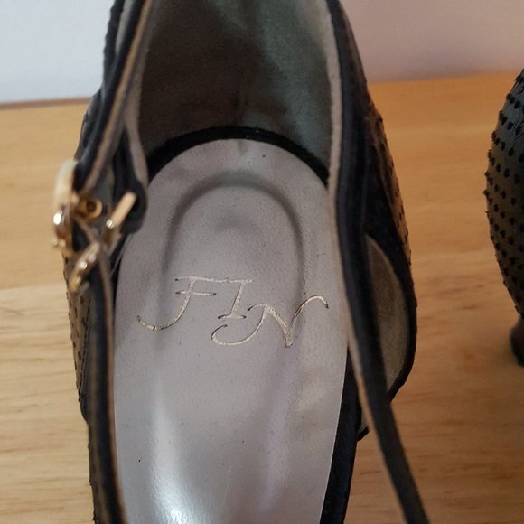 FIN black t-strap peep toe black leather sandals - Picture 9 of 10